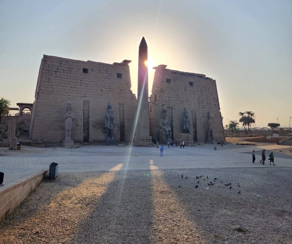 Templo de Luxor: El Esplendor Arquitectónico del Nilo Columnas imponentes, jeroglíficos y estatuas colosales del Templo de Luxor en Egipto, destacando su arquitectura del Antiguo Egipto