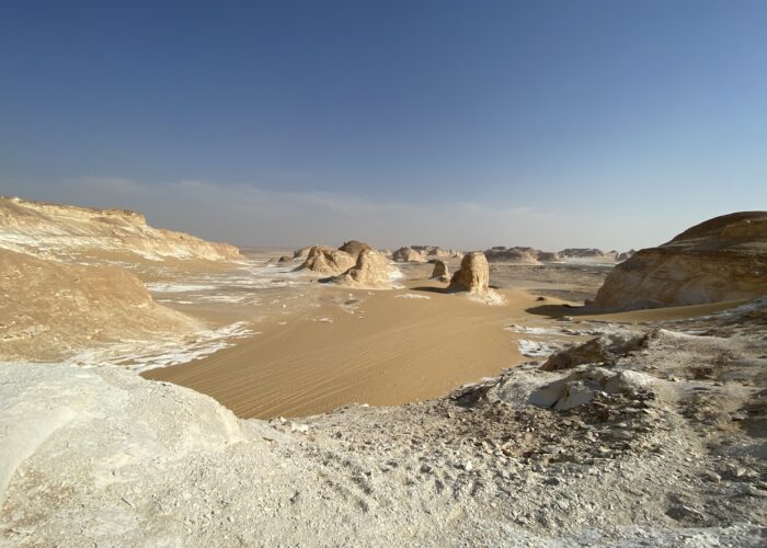 Formações rochosas de giz branco únicas e esculpidas naturalmente, destacando-se na paisagem do Deserto Branco