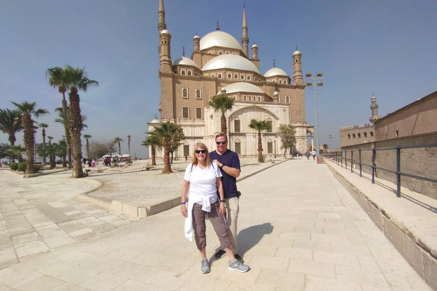 Ciudadela de Saladino: Recorriendo la Historia, Juntos Una pareja observando el horizonte de El Cairo desde un mirador en la Ciudadela de Saladino, con el sol iluminando la escena