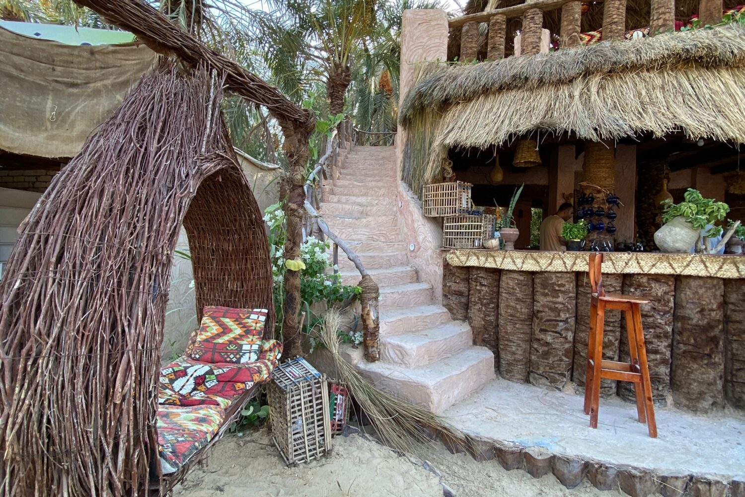 La Source de Cléopâtre à Siwa, un bassin naturel d'eau cristalline entouré de palmiers