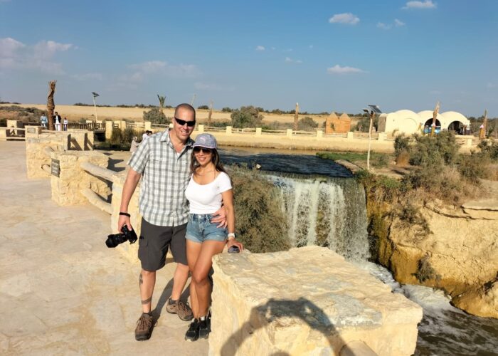 Des couples de touristes observant le Lac Qaroun, peut-être au coucher du soleil