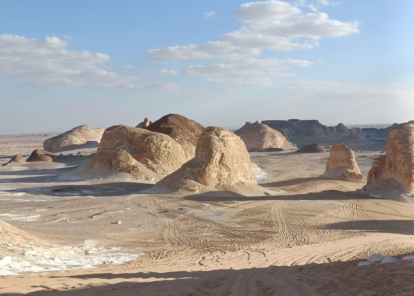 Formações rochosas de giz branco únicas e esculpidas naturalmente, destacando-se na paisagem do Deserto Branco perto do Oásis de Bahariya