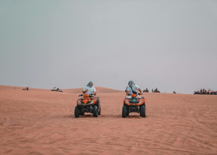 Un groupe de touristes conduisant des buggys à travers un paysage désertique