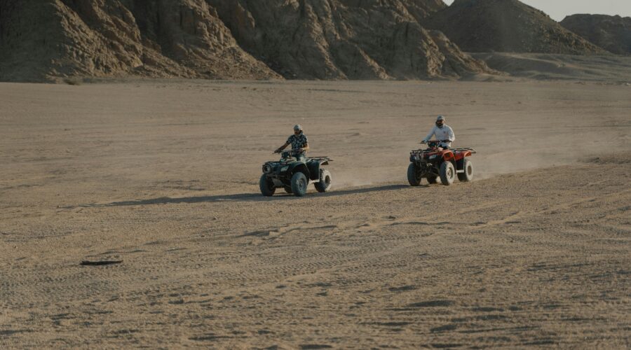 Deux amis en buggy admirent un paysage désertique époustouflant