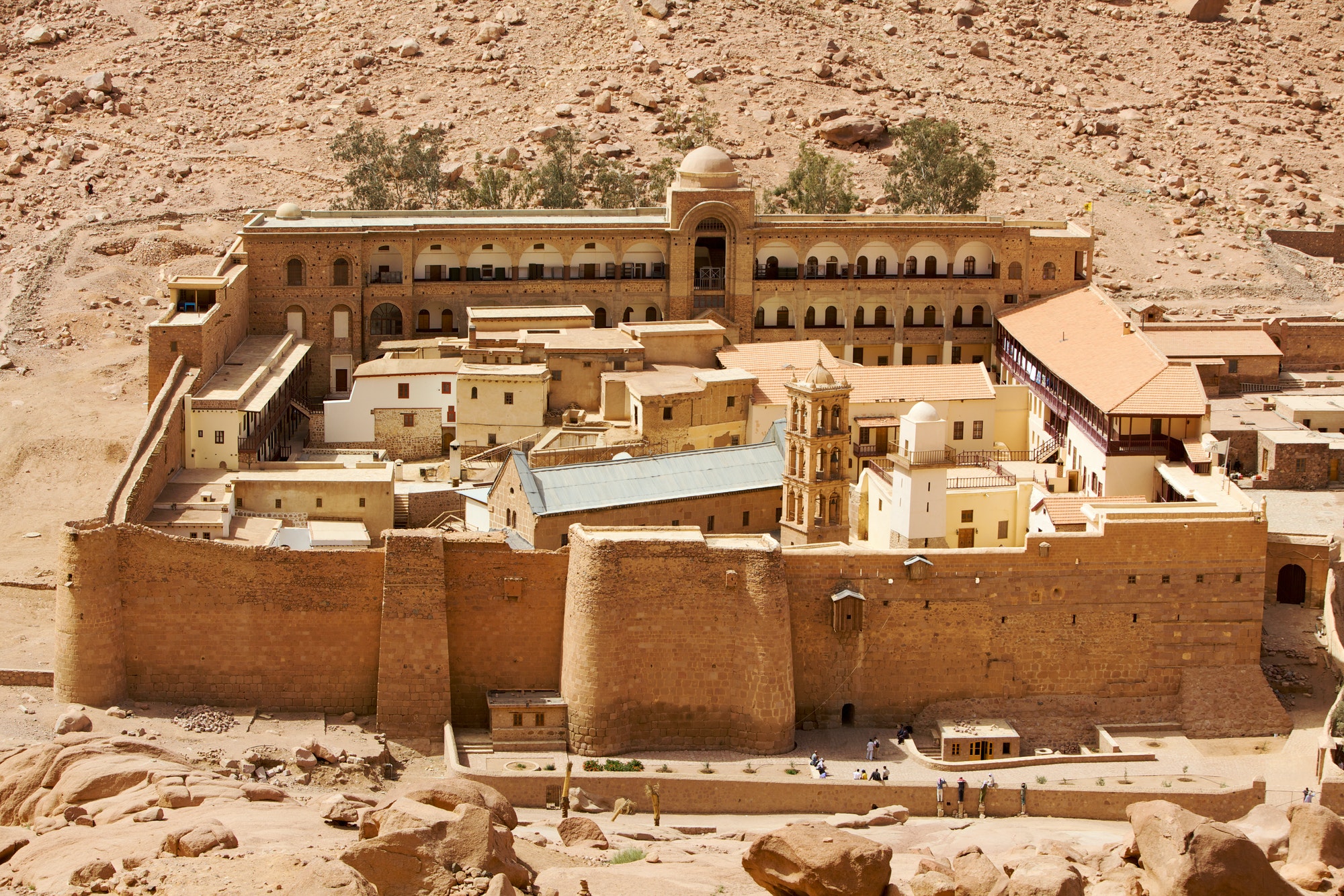 Vista esterna del Monastero di Santa Caterina, con le sue mura antiche e la montagna del Sinai sullo sfondo roccioso