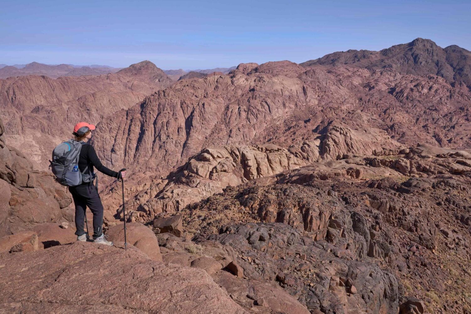 Un escursionista in piedi sulla cima rocciosa del Monte Sinai