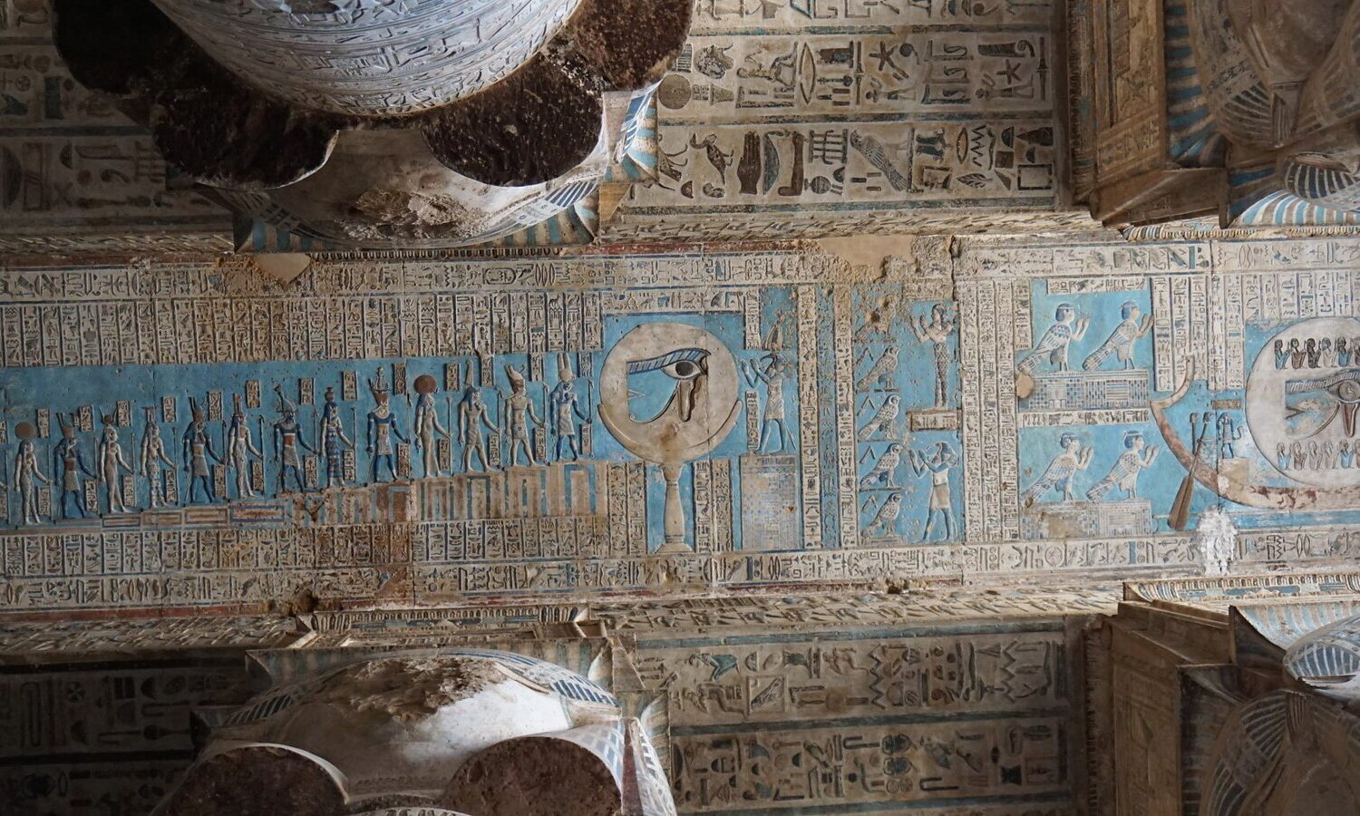 Templo de Hathor em Dendera, com colunas encimadas por capitéis de rosto de Hathor
